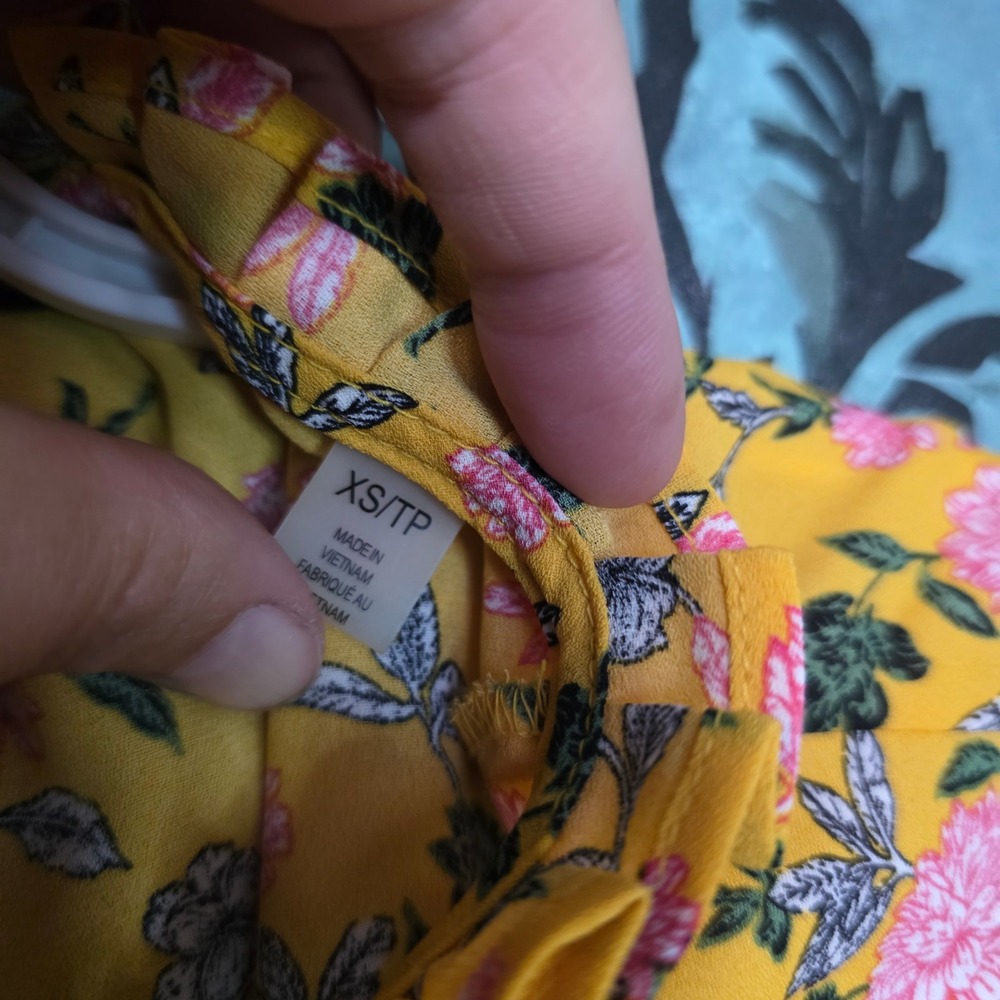 T Tahari Blouse Yellow Floral Ruffle High Neck Short Sleeve Office Romantic XS - Picture 6 of 8